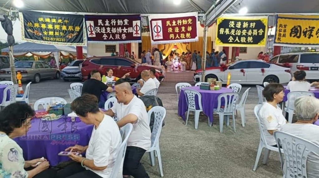 Dining tables were laid out for guests on the Chinese family’s side of the street. Photo: China Press Dining tables were laid out for guests on the Chinese family’s side of the street. Photo: China Press