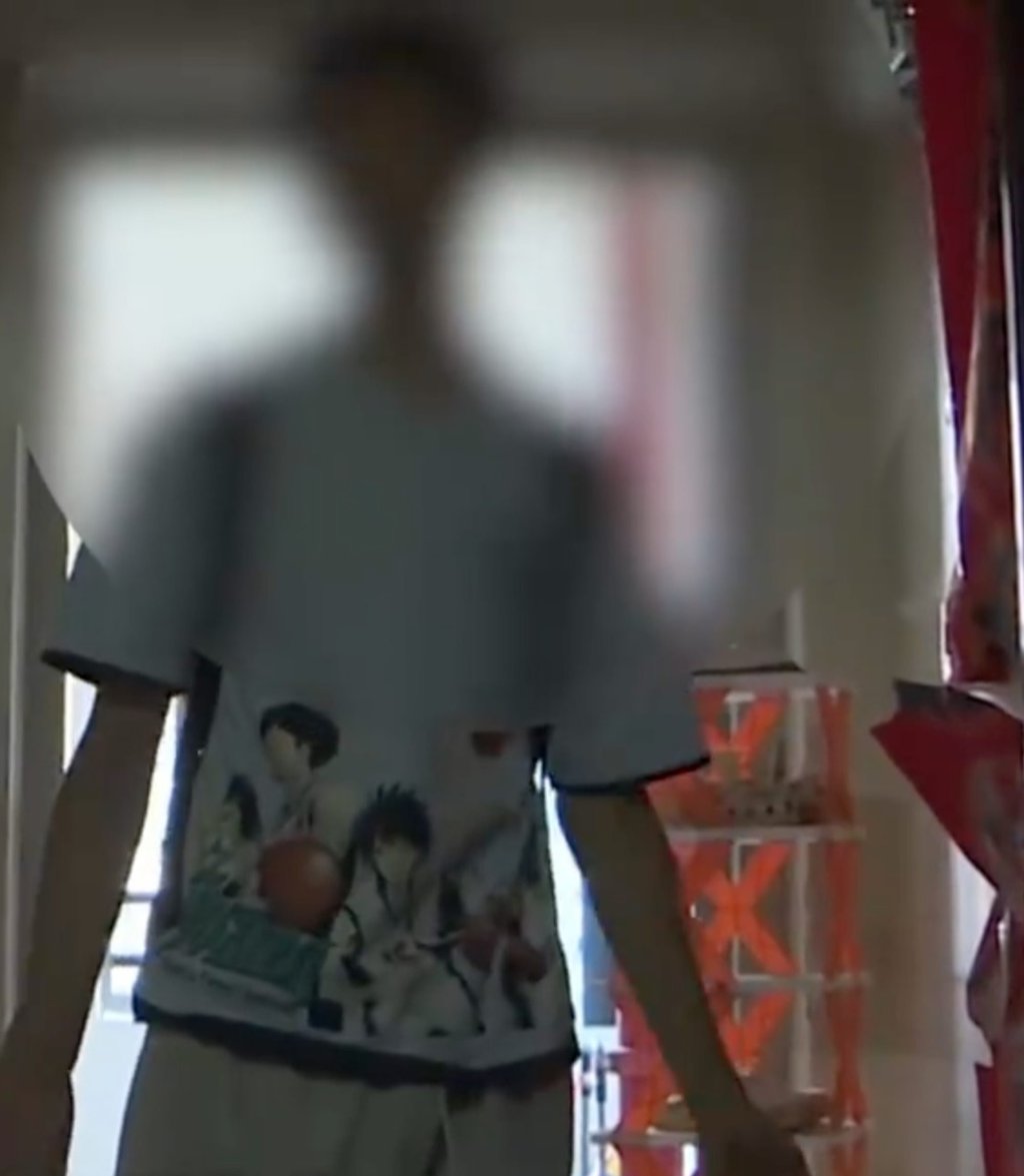 Xiaokai found himself locked out of his own home after not performing to the level his parents expected in a key examination. Photo: Baidu. Xiaokai found himself locked out of his own home after not performing to the level his parents expected in a key examination. Photo: Baidu.