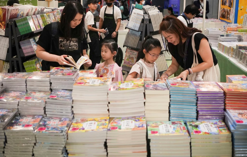 Book lovers browse through what’s on offer at the booths of Hong Kong Book Fair 2024. Photo: Elson Li