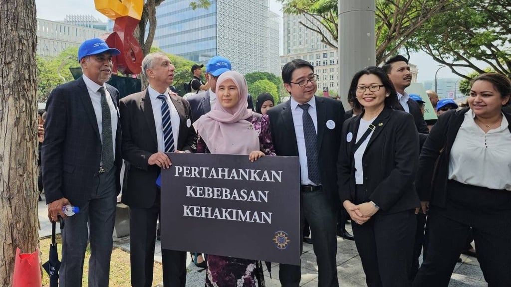 PKR Deputy President Nurul Izzah Anwar with members of the Malaysian Bar during a march for judicial independence on Monday. Photo: Handout PKR Deputy President Nurul Izzah Anwar with members of the Malaysian Bar during a march for judicial independence on Monday. Photo: Handout