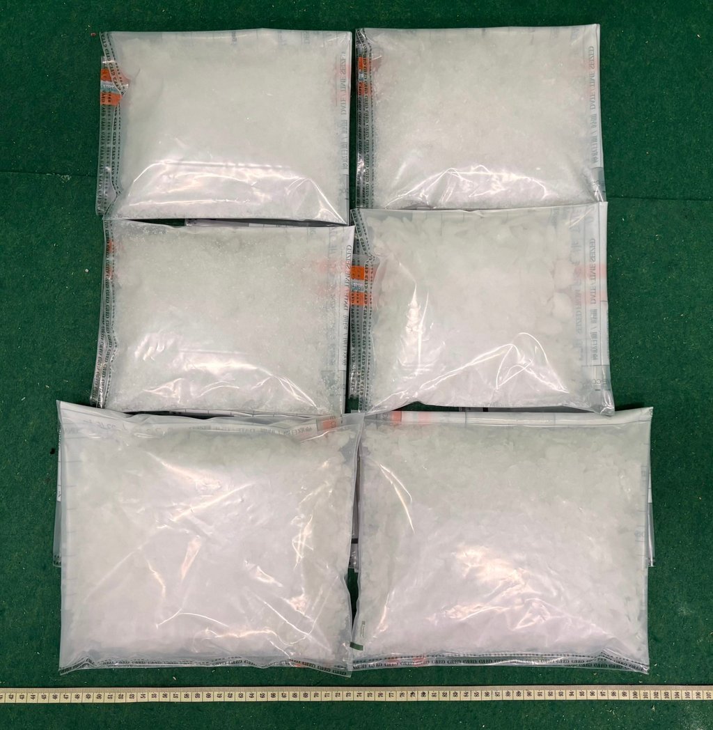 অফিসাররা প্রায় 4 কেজি সন্দেহভাজন অফিসাররা প্রায় 4 কেজি সন্দেহভাজন