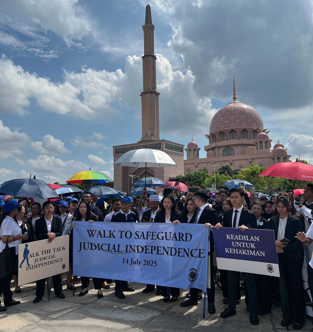 Almost 1,000 lawyers walked from the Palace of Justice to the gates of the prime minister’s office in Putrajaya to express their concern on Monday. Photo: Hadi Azmi Almost 1,000 lawyers walked from the Palace of Justice to the gates of the prime minister’s office in Putrajaya to express their concern on Monday. Photo: Hadi Azmi