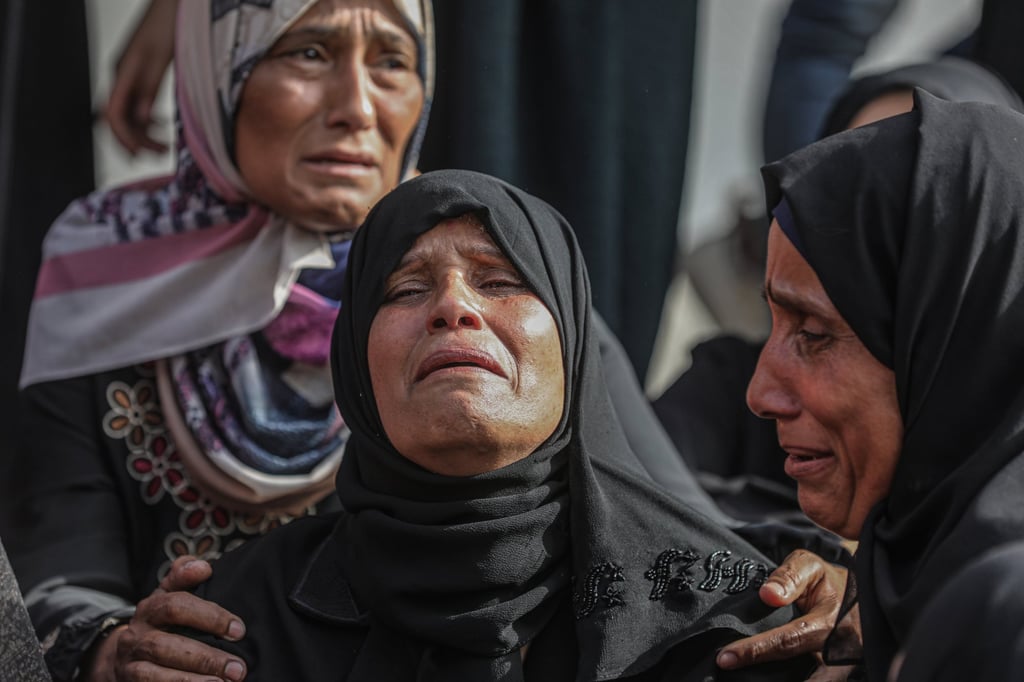 People mourn the death of Palestinians who lost their lives while waiting for humanitarian aid at the Netzarim corridor. Photo: dpa