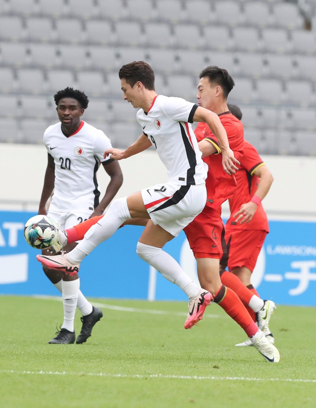 Orr claims possession ahead of China centre-back Jiang Shenglong. Photo: Xinhua Orr claims possession ahead of China centre-back Jiang Shenglong. Photo: Xinhua