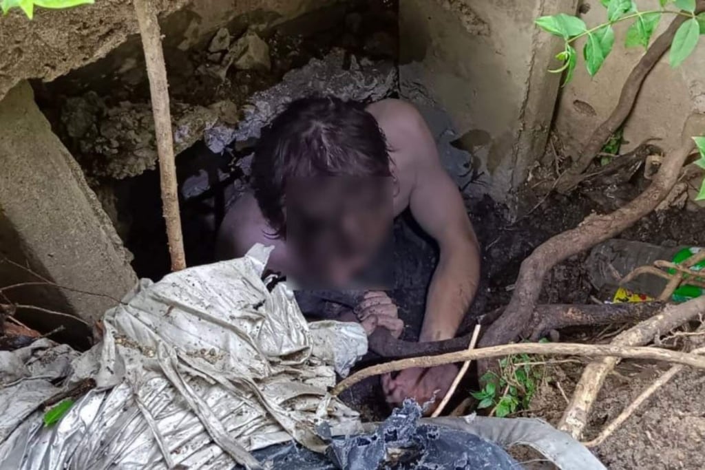 Jack stuck in the drain. After being rescued, he was sent to hospital for further examination and psychiatric care. Photo: Poh Teck Tung Foundation Jack stuck in the drain. After being rescued, he was sent to hospital for further examination and psychiatric care. Photo: Poh Teck Tung Foundation