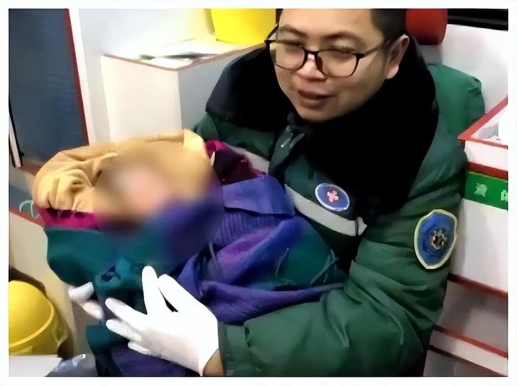 Medics at the scene were taken aback by the significant haemorrhage and the unusually large size of the newborn, who weighed 4.5kg. Photo: Baidu Medics at the scene were taken aback by the significant haemorrhage and the unusually large size of the newborn, who weighed 4.5kg. Photo: Baidu