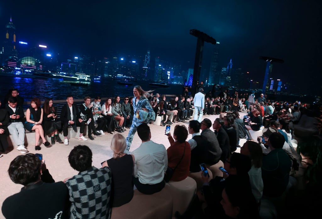 Modèles pour le défilé du défilé de mode Louis Vuitton Boys 2024 au stars des stars de Tsim Sha Tsui à Hong Kong. Photo: Jonathan Wong Modèles pour le défilé du défilé de mode Louis Vuitton Boys 2024 au stars des stars de Tsim Sha Tsui à Hong Kong. Photo: Jonathan Wong