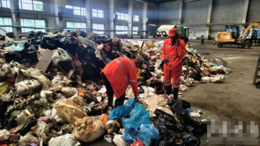 It took the two cleaning workers four hours to sift through piles of rubbish before they found the watch. Photo: QQ.com It took the two cleaning workers four hours to sift through piles of rubbish before they found the watch. Photo: QQ.com