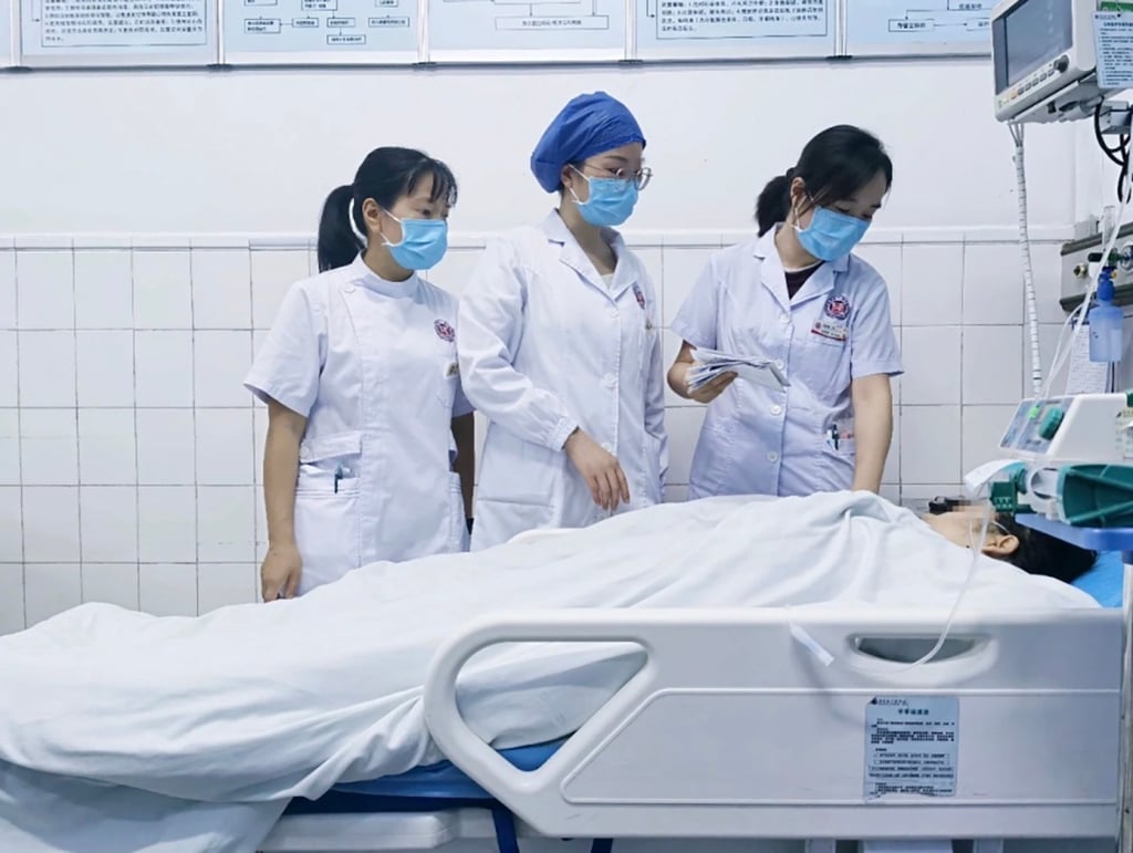Mei was sent to hospital, lapsed into a critical condition, and had to endure a 12-hour emergency procedure as a result of her diet. Photo: QQ.com