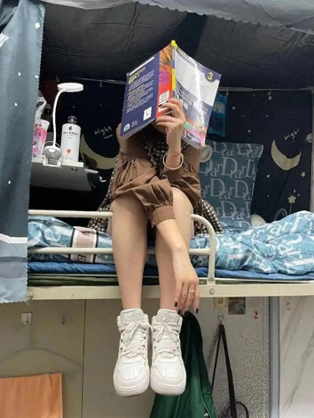 Despite her advanced pregnancy, the student insisted on staying in her upper bunk bed, as she found it comfortable. Photo: Baidu Despite her advanced pregnancy, the student insisted on staying in her upper bunk bed, as she found it comfortable. Photo: Baidu