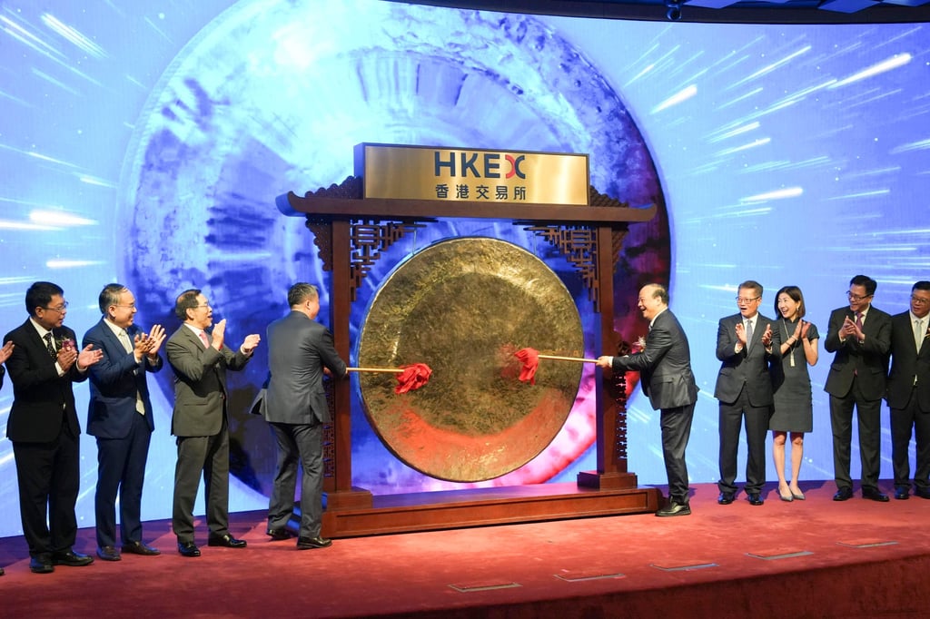 CATL founder and chairman Robin Zeng (fifth right) strikes the ceremonial gong to mark the start of trading at the HKEX Connect Hall on May 20. Photo: Sun Yeung