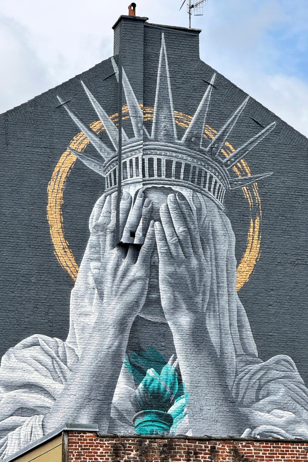 A mural by Dutch artist Judith de Leeuw shows the Statue of Liberty covering her eyes with her hands, in Roubaix, France. Photo: AP A mural by Dutch artist Judith de Leeuw shows the Statue of Liberty covering her eyes with her hands, in Roubaix, France. Photo: AP