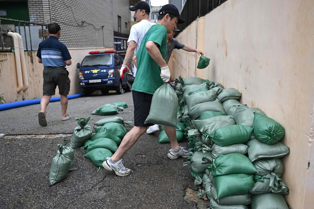 Residents prepare sand bags after flooding caused by record-breaking rains in Seosan, South Korea, on Thursday. Photo: AFP Residents prepare sand bags after flooding caused by record-breaking rains in Seosan, South Korea, on Thursday. Photo: AFP