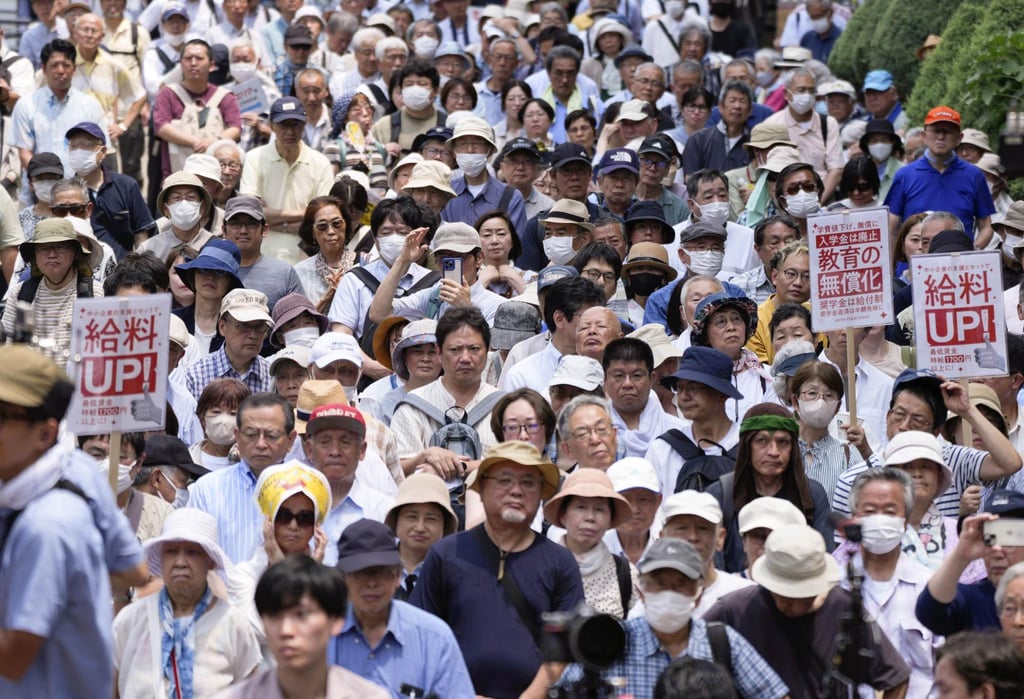 People listen to a stump speech in Tokyo’s Ikebukuro area on July 3, as official campaigning begins for the July 20 House of Councillors election. Photo: Kyodo