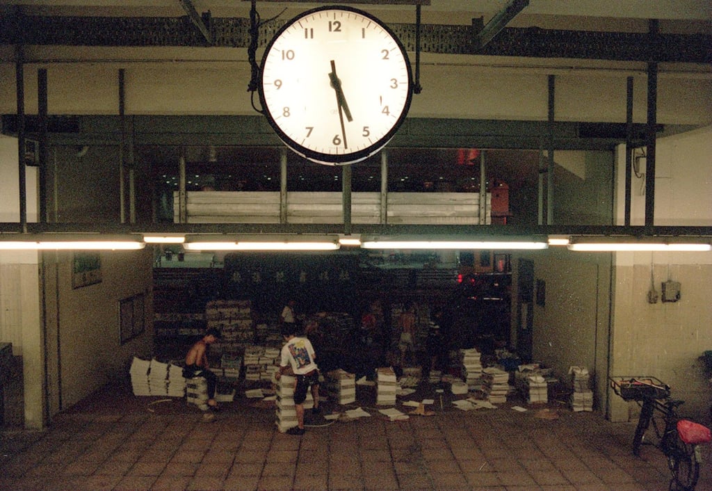 Newspaper vendors get to work early at 5.30am in August 1998. Photo: SCMP Archives Newspaper vendors get to work early at 5.30am in August 1998. Photo: SCMP Archives