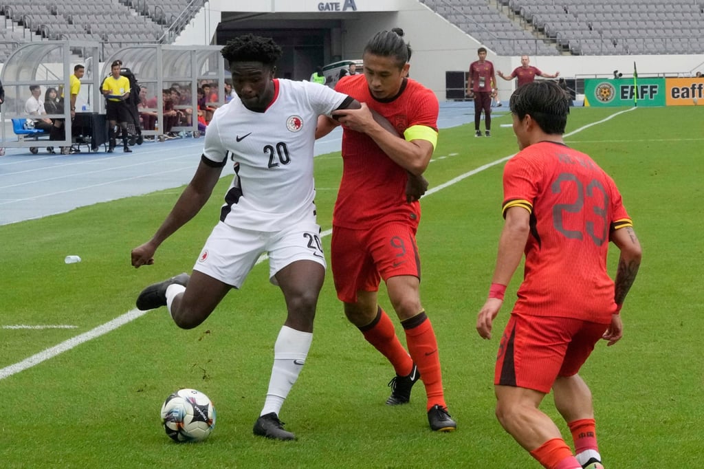 Michael Udebuluzor (left) fends off China’s Zhang Yuning in their match on Tuesday. Photo: AP Michael Udebuluzor (left) fends off China’s Zhang Yuning in their match on Tuesday. Photo: AP