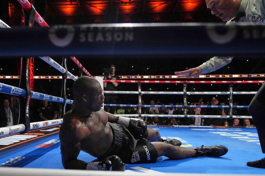 Britain’s Daniel Dubois lies on the floor after being knocked down by Ukraine’s Oleksandr Usyk. Photo: AP Britain’s Daniel Dubois lies on the floor after being knocked down by Ukraine’s Oleksandr Usyk. Photo: AP