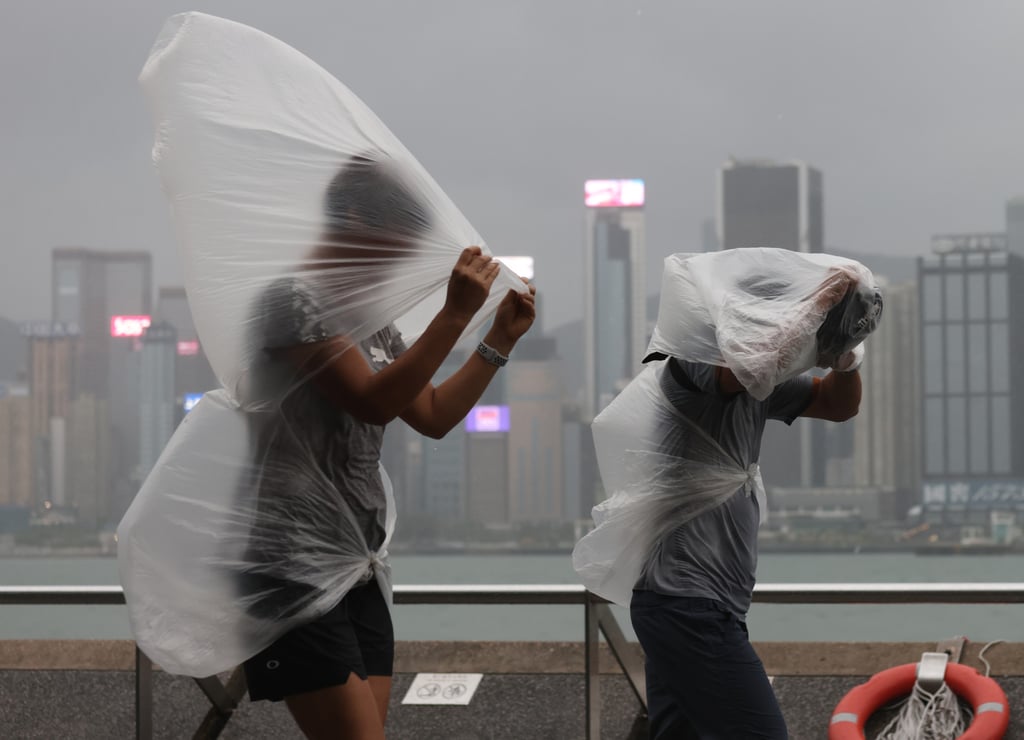 Hong Kong ground to a near standstill as Super Typhoon Saola brought heavy rain and record winds. Photo: Yik Yeung-man