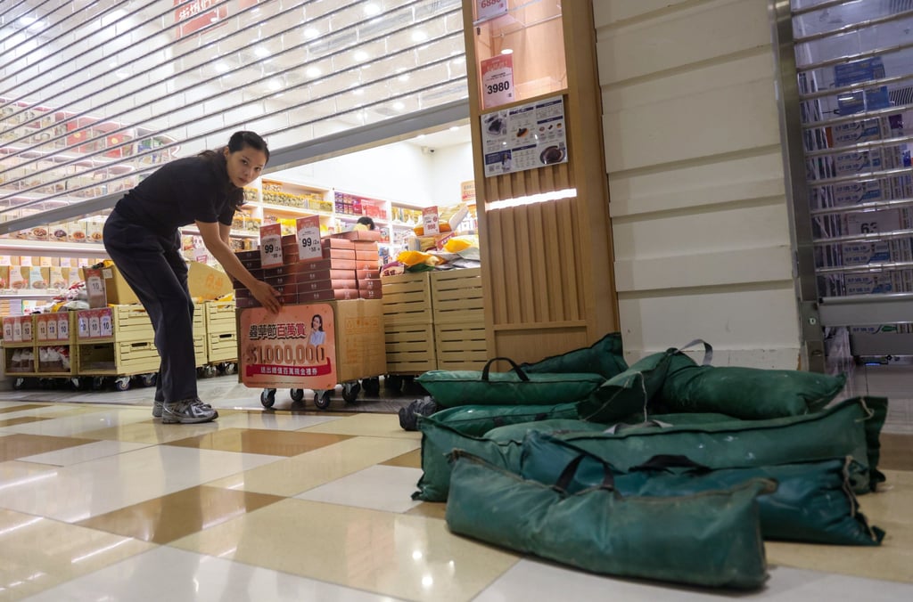 Temple Mall North di Wong Tai Sin telah kembali beroperasi seperti biasa pada hari Senin, meskipun sempat terendam banjir sebagian sehari sebelumnya. Foto: Eugene Lee