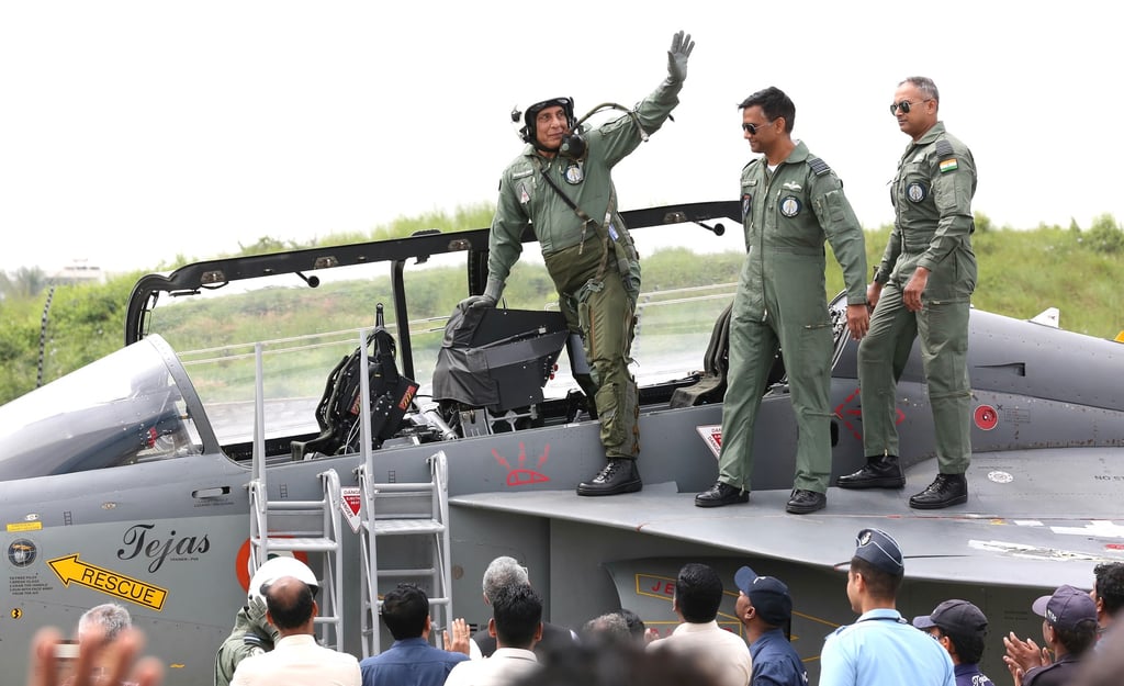 Le ministre indien de la Défense Rajnas Singh geste après avoir piloté les avions de chasse légers de Tejas à Bangalore en 2019. Photo: EPA-EFE Le ministre indien de la Défense Rajnas Singh geste après avoir piloté les avions de chasse légers de Tejas à Bangalore en 2019. Photo: EPA-EFE