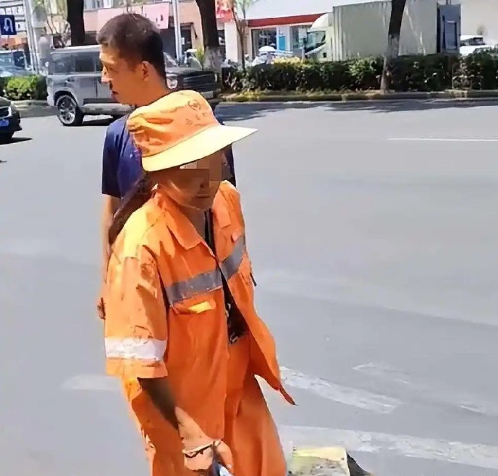 An acquaintance mentioned that the mother must bring her son to work because she cannot afford caregiving services, and the string keeps him secure. Photo: Baidu