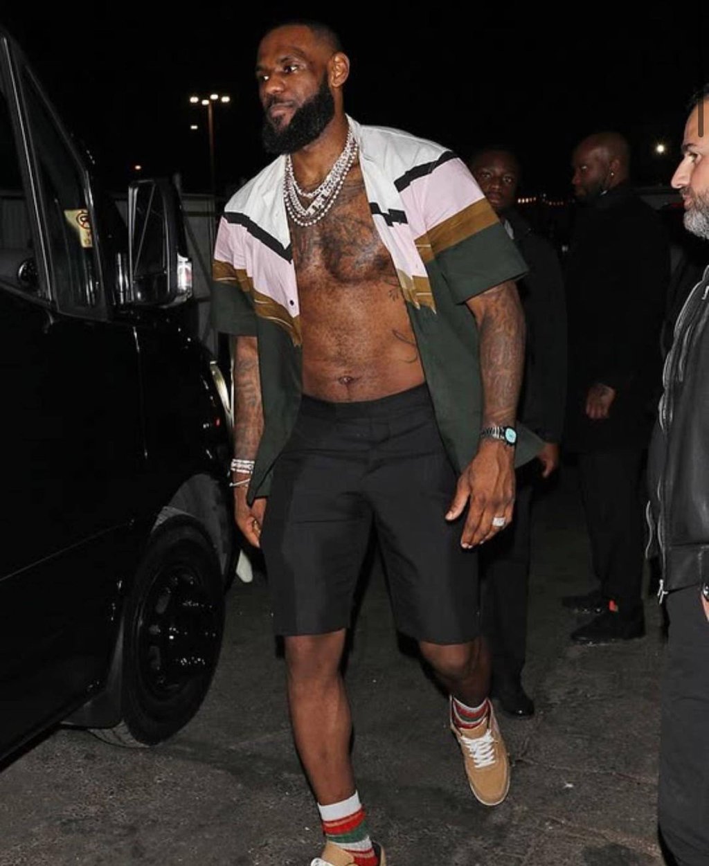 ЛеБрон Джеймс носи часовник Tiffany x Patek Philippe Nautilus 5711. Снимка: @kingjames/Instagram ЛеБрон Джеймс носи часовник Tiffany x Patek Philippe Nautilus 5711. Снимка: @kingjames/Instagram