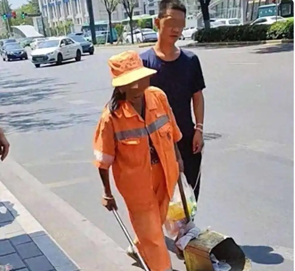 A video showing a female street cleaner and her mentally disabled son near a well-known tourist attraction in Xi'an, Shaanxi province, went viral, garnering unnecessary public interest. Photo: Baidu