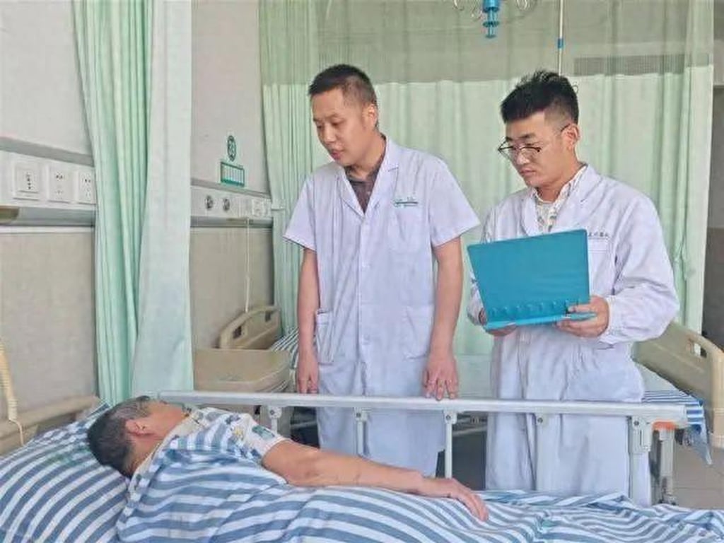 Doctors consult badly burned Grandmother Wang as she lies in her hospital bed. Photo: Sina Doctors consult badly burned Grandmother Wang as she lies in her hospital bed. Photo: Sina