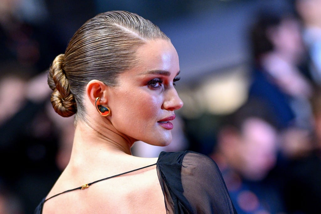 Rosie Huntington-Whiteley looks effortlessly elegant on the red carpet, with a slicked back bun the crowning glory to her look. Photo: Getty Images Rosie Huntington-Whiteley looks effortlessly elegant on the red carpet, with a slicked back bun the crowning glory to her look. Photo: Getty Images
