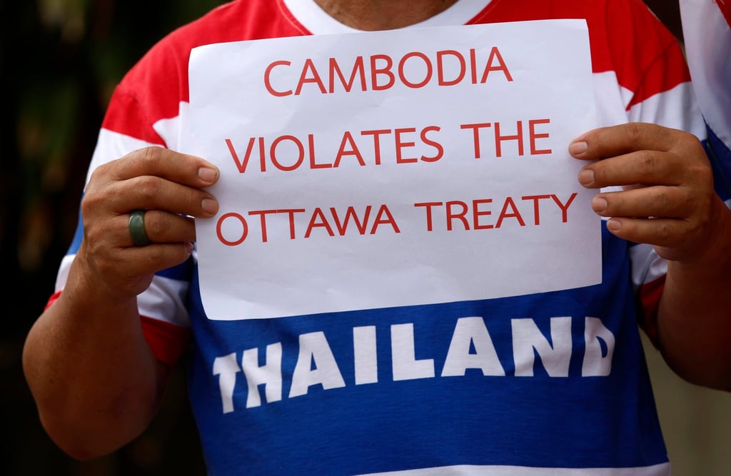 A person holds a protest sign outside the Cambodian Embassy in Bangkok, Thailand, on July 20 during a protest rally against Cambodia. Photo: EPA A person holds a protest sign outside the Cambodian Embassy in Bangkok, Thailand, on July 20 during a protest rally against Cambodia. Photo: EPA