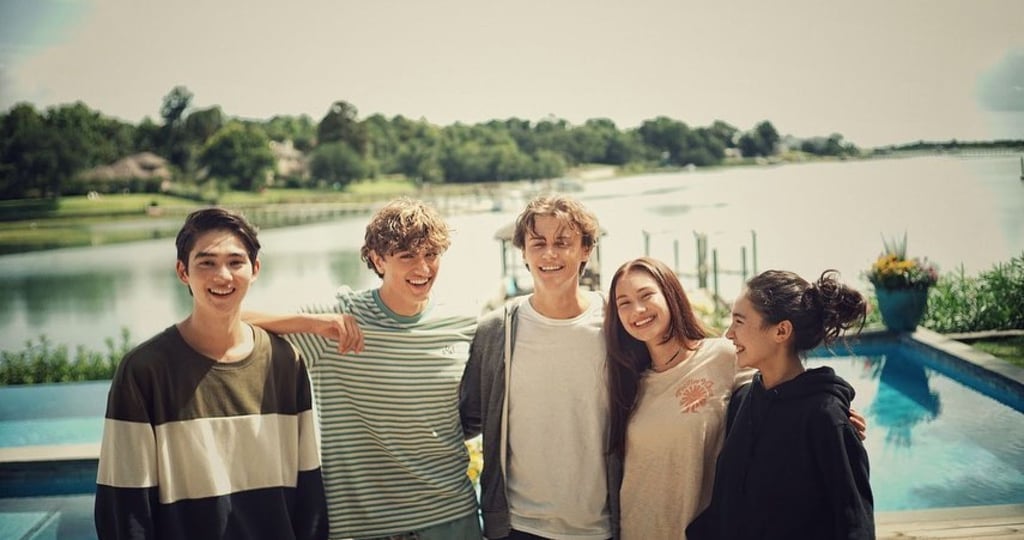 Sean Kaufman with his The Summer I Turned Pretty castmates, including Lola Tung (second from right), who plays his on-screen sister Belly, and rumoured girlfriend Minnie Mills (right). Photo: @sean.kauf/Instagram