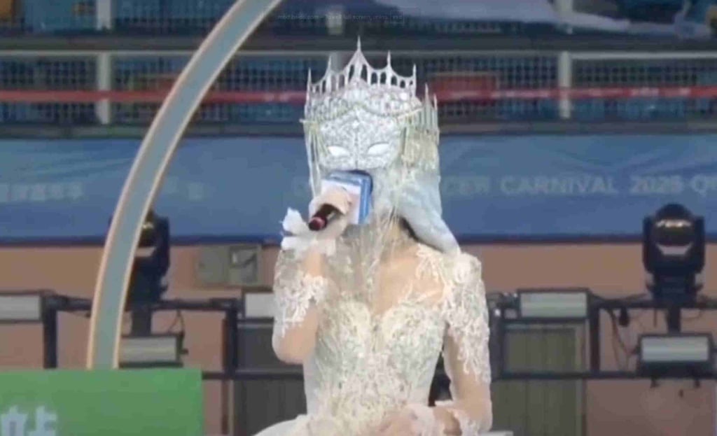 The 20-year-old singer performs on stage in a stunning and elaborate silver mask. Photo: Baidu