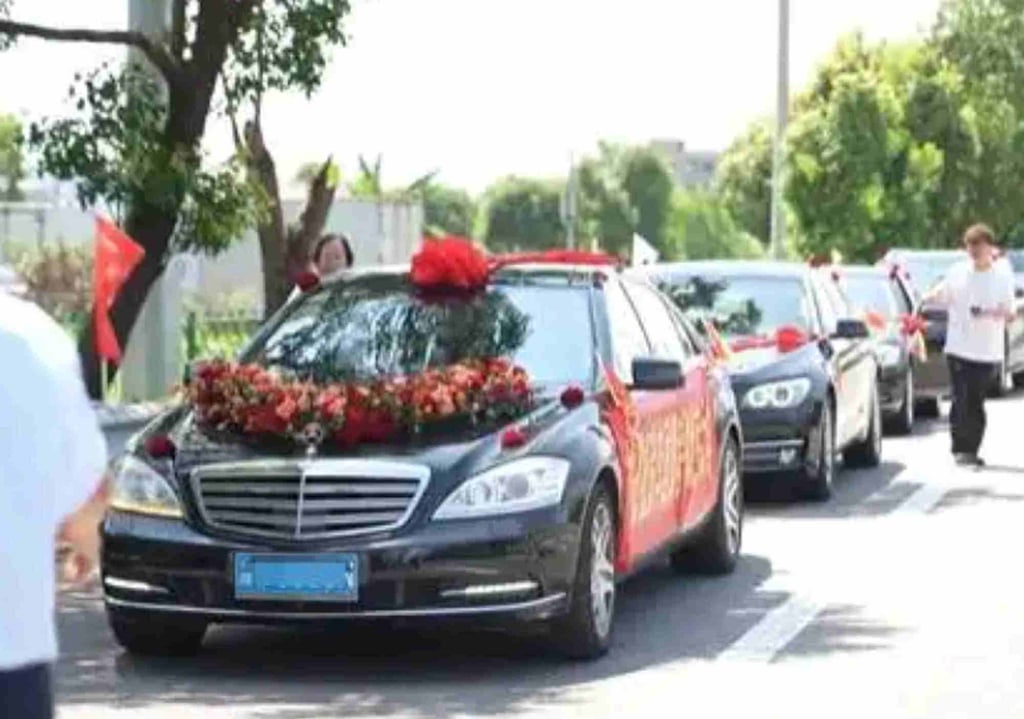 The grand ancestral ceremony included a convoy of flower-decorated luxury cars. Photo: Weibo The grand ancestral ceremony included a convoy of flower-decorated luxury cars. Photo: Weibo