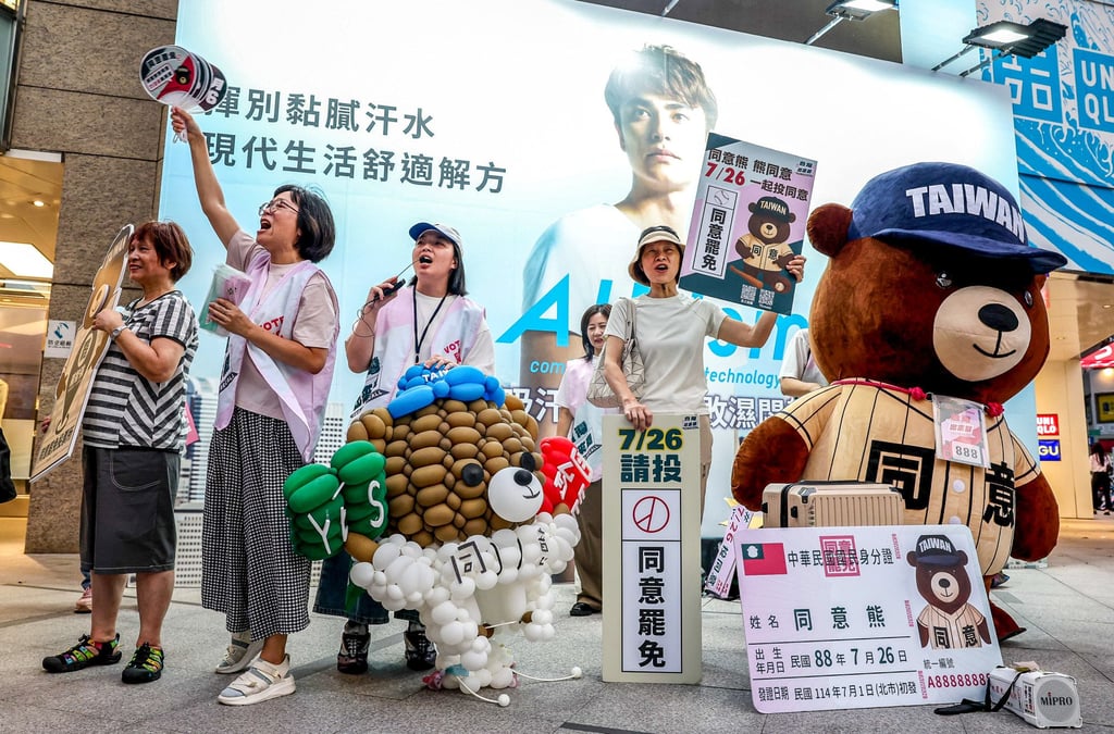 Supporters of the recall campaign gather on Tuesday outside a Taipei metro station shouting “Great recall, great success”. Photo: AFP Supporters of the recall campaign gather on Tuesday outside a Taipei metro station shouting “Great recall, great success”. Photo: AFP