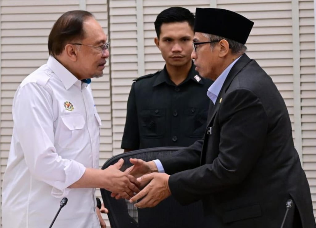 Malaysian Prime Minister Anwar Ibrahim (left) shakes hands with Chief Secretary Shamsul Azri Abu Bakar at the Digital Assets and AI Advisory Council Meeting on Wednesday. Photo: Facebook/Shamsul Azri bin Abu Bakar