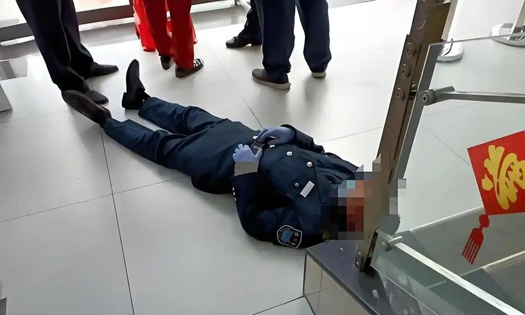 Security guard Zhou collapsed and died after a riving early for his shift on July 15. Photo: Baidu Security guard Zhou collapsed and died after a riving early for his shift on July 15. Photo: Baidu