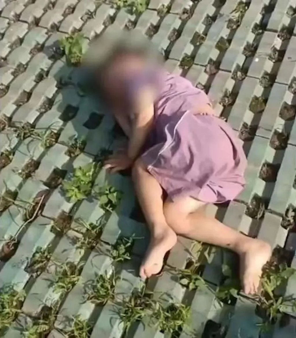 The toddler was found lying on the ground by a resident who was passing by. Photo: Beijing News The toddler was found lying on the ground by a resident who was passing by. Photo: Beijing News