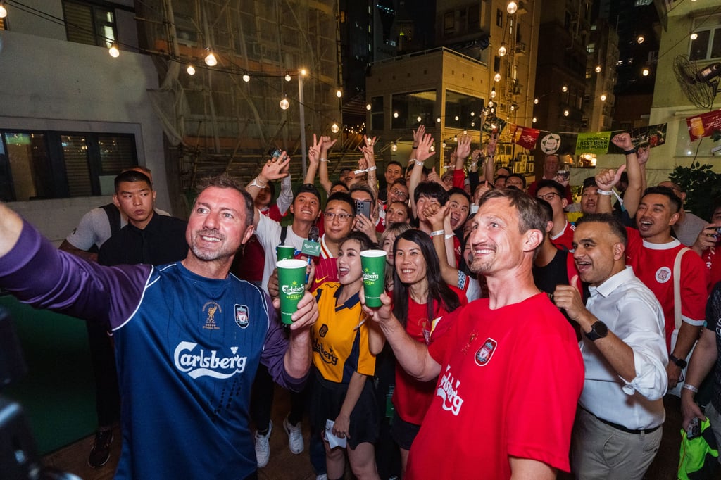 Liverpool favourites Jerzy Dudek (left) and Sami Hyypia drink with fans in Hong Kong. Photo: Handout