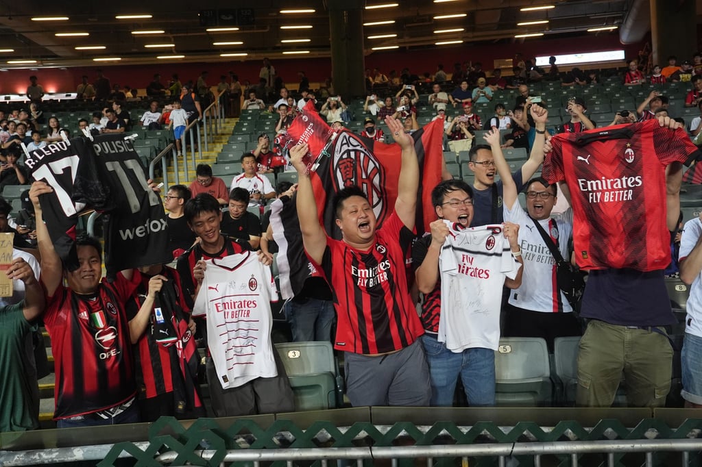 AC Milan fans in Hong Kong brave the rain to watch the team’s public training session. Photo: Elson Li