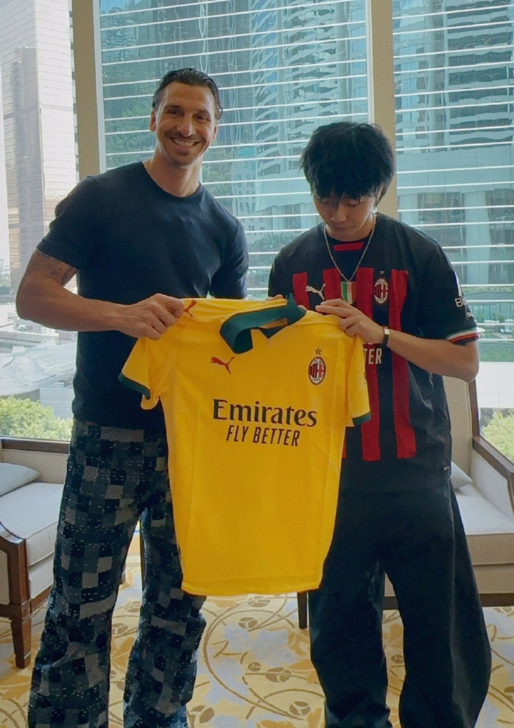 Simba Siiviba (right) with former AC Milan player Zlatan Ibrahimovic. Photo: Weibo Simba Siiviba (right) with former AC Milan player Zlatan Ibrahimovic. Photo: Weibo
