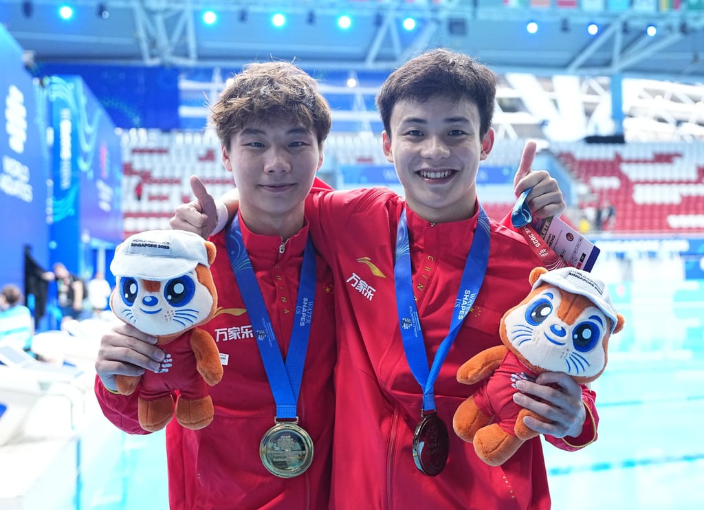 Zheng Jiuyuan (left) and Yan Siyu celebrate winning gold and bronze in Singapore. Photo: Xinhua Zheng Jiuyuan (left) and Yan Siyu celebrate winning gold and bronze in Singapore. Photo: Xinhua