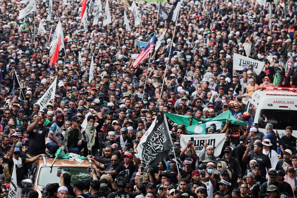 Protesters march in Kuala Lumpur on Saturday during a rally calling for Malaysian Prime Minister Anwar Ibrahim to resign. Photo: Retuers Protesters march in Kuala Lumpur on Saturday during a rally calling for Malaysian Prime Minister Anwar Ibrahim to resign. Photo: Retuers