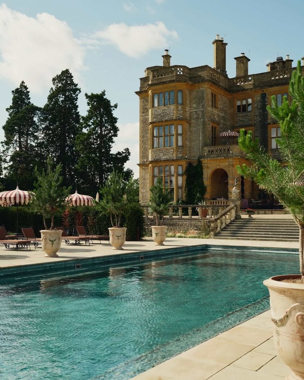 Eve Jobs and Harry Charles’ wedding was held at Estelle Manor in the English county of Oxfordshire. Photo: @estellemanor/Instagram