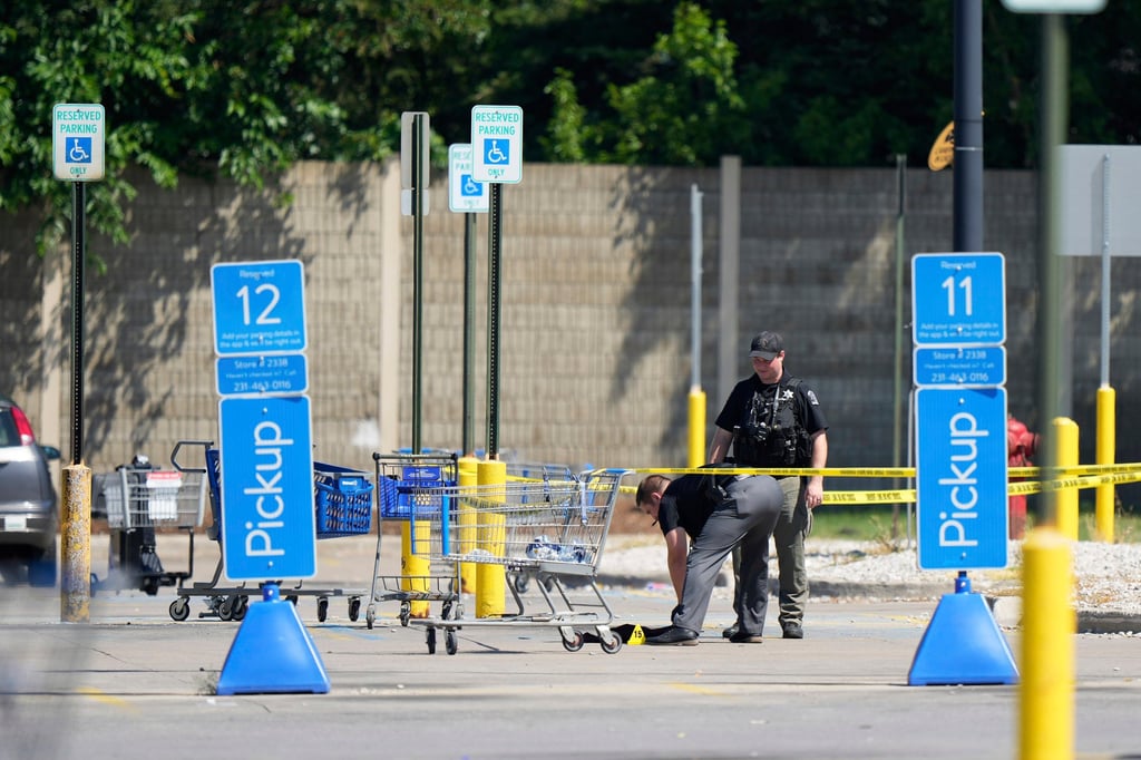 Police investigate the scene where 11 people were stabbed at a Walmart in Traverse City, Michigan on Sunday. Photo: AP Police investigate the scene where 11 people were stabbed at a Walmart in Traverse City, Michigan on Sunday. Photo: AP
