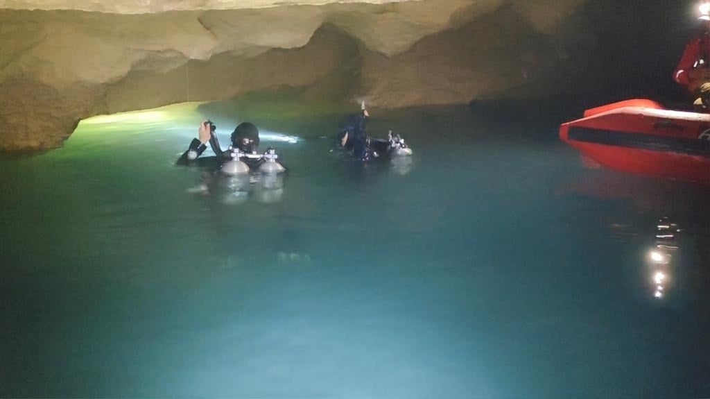 Two specialist rescue divers were at the mouth of the cave in which Wang was trapped for five days. Photo: Handout Two specialist rescue divers were at the mouth of the cave in which Wang was trapped for five days. Photo: Handout