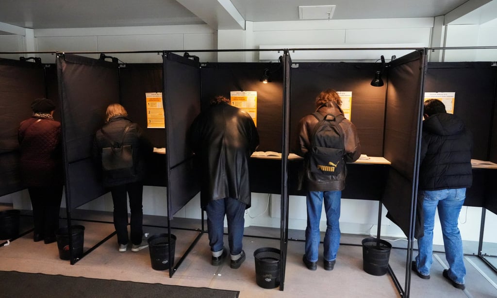 People vote during early voting in the Lithuanian general elections, in Vilnius, in October 2024. Photo: Reuters People vote during early voting in the Lithuanian general elections, in Vilnius, in October 2024. Photo: Reuters