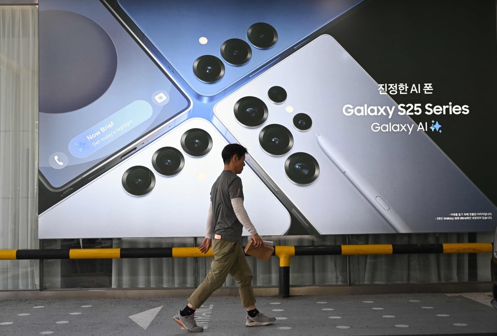 A man walks past an ad for the Samsung Galaxy S25 series smartphones at a Samsung store in Seoul on July 8, 2025. Photo: AFP
