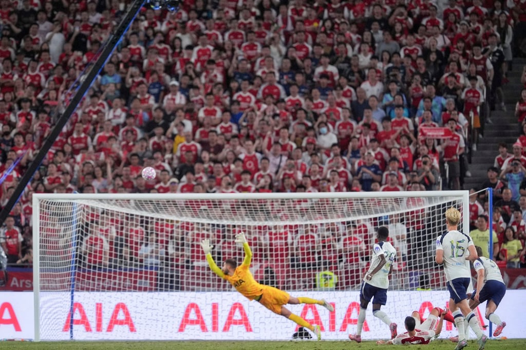Arsenal’s Gabriel Martinelli tries a shot in the first half. Photo: Elson Li