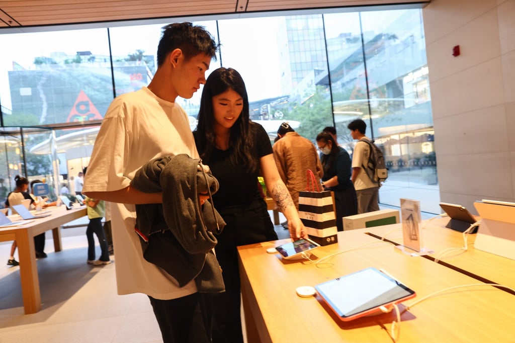 Shoppers browse products at an Apple store in Beijing. Photo: EPA Shoppers browse products at an Apple store in Beijing. Photo: EPA