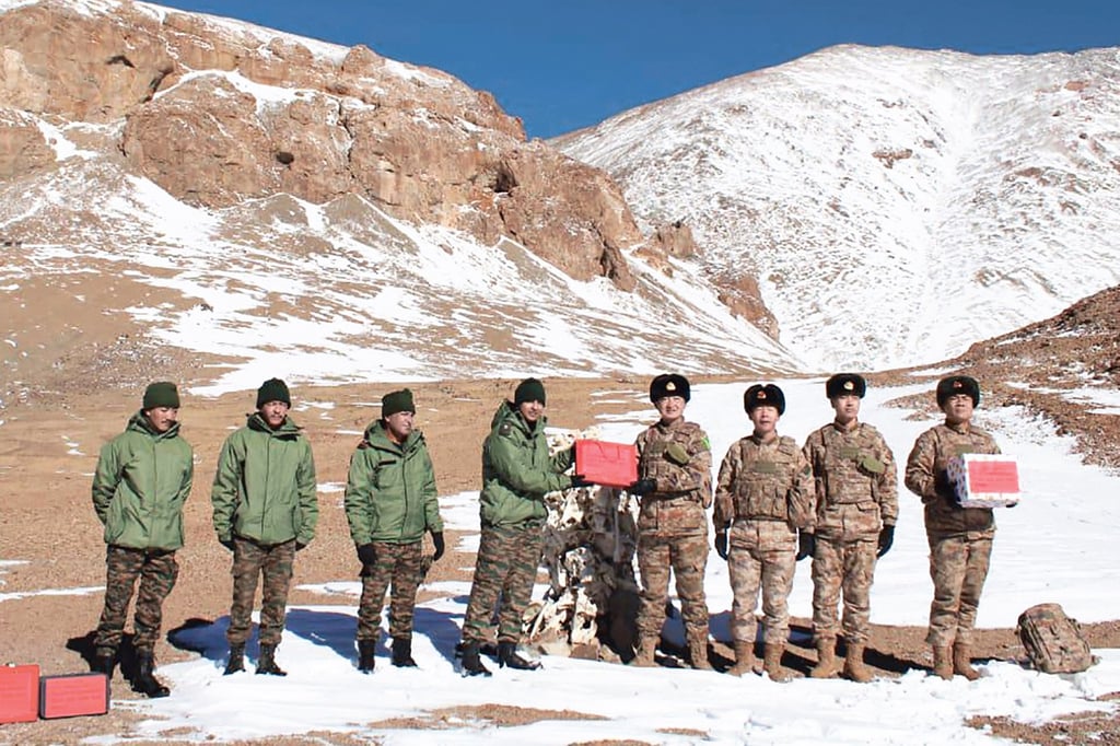 Indian and Chinese troops greet each other along the Line of Actual Control near the Karakoram Pass on October 31, 2024. Photo: Indian Army/AFP Indian and Chinese troops greet each other along the Line of Actual Control near the Karakoram Pass on October 31, 2024. Photo: Indian Army/AFP
